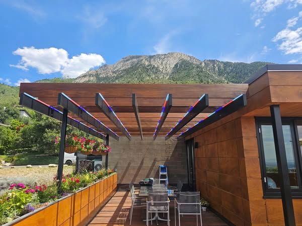 Custom outdoor and holiday lighting